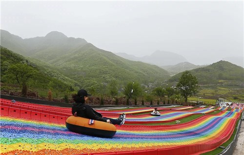 长坡镇彩虹滑草场